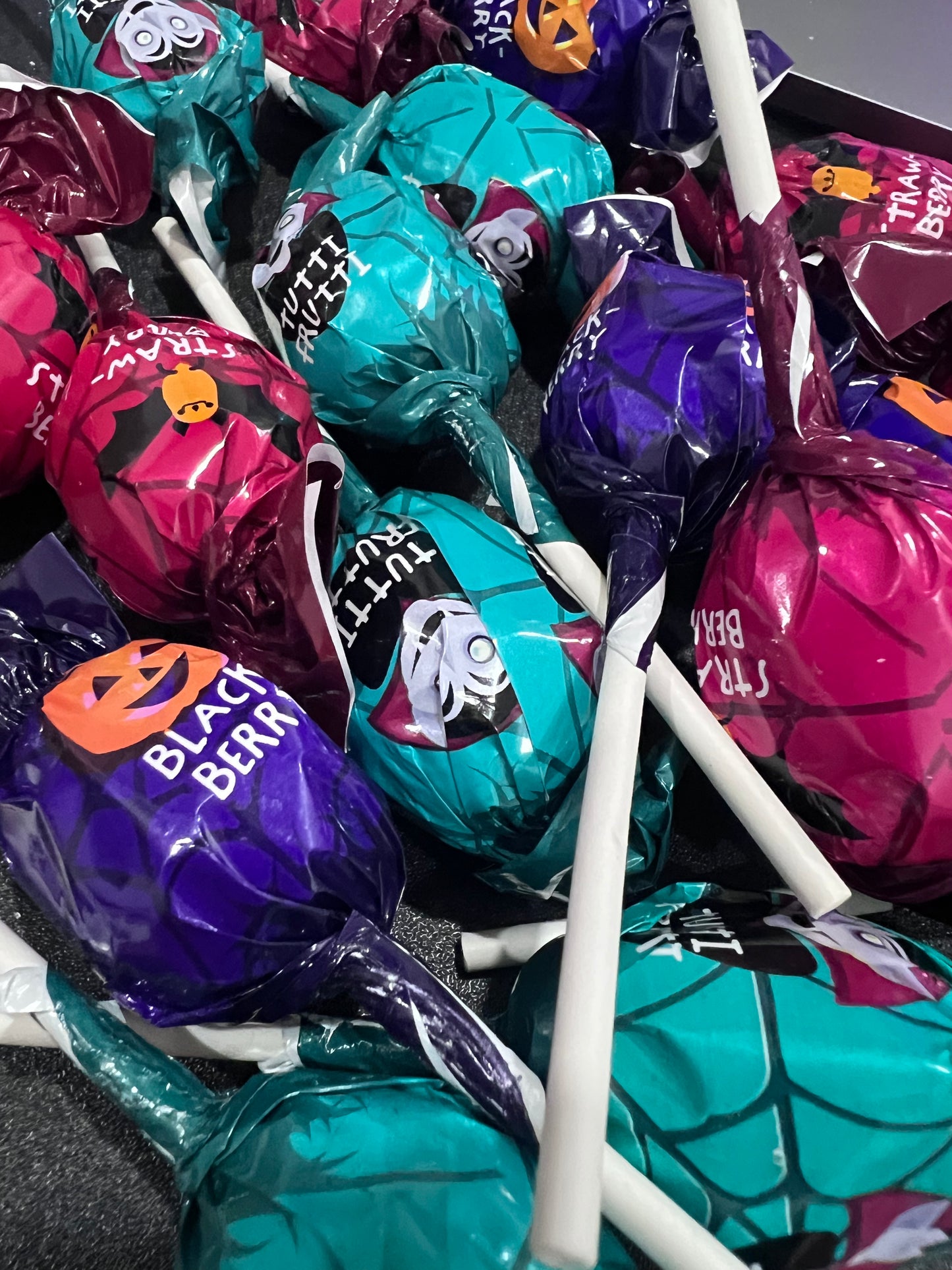 Sucette chewing-gum mûre, tutti frutti ou fraise - à l'unité